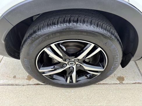 Used 2025 Volvo XC40 B5 Core image 10