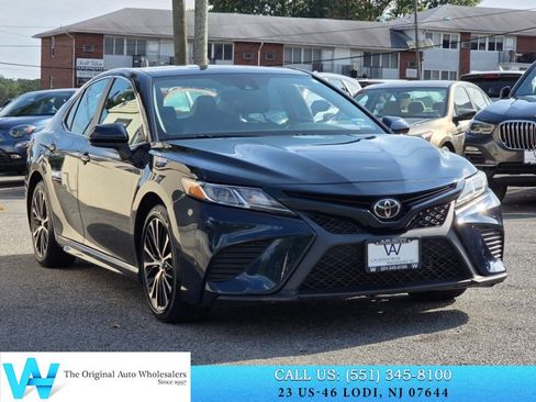 Used 2020 Toyota Camry SE FWD image 1