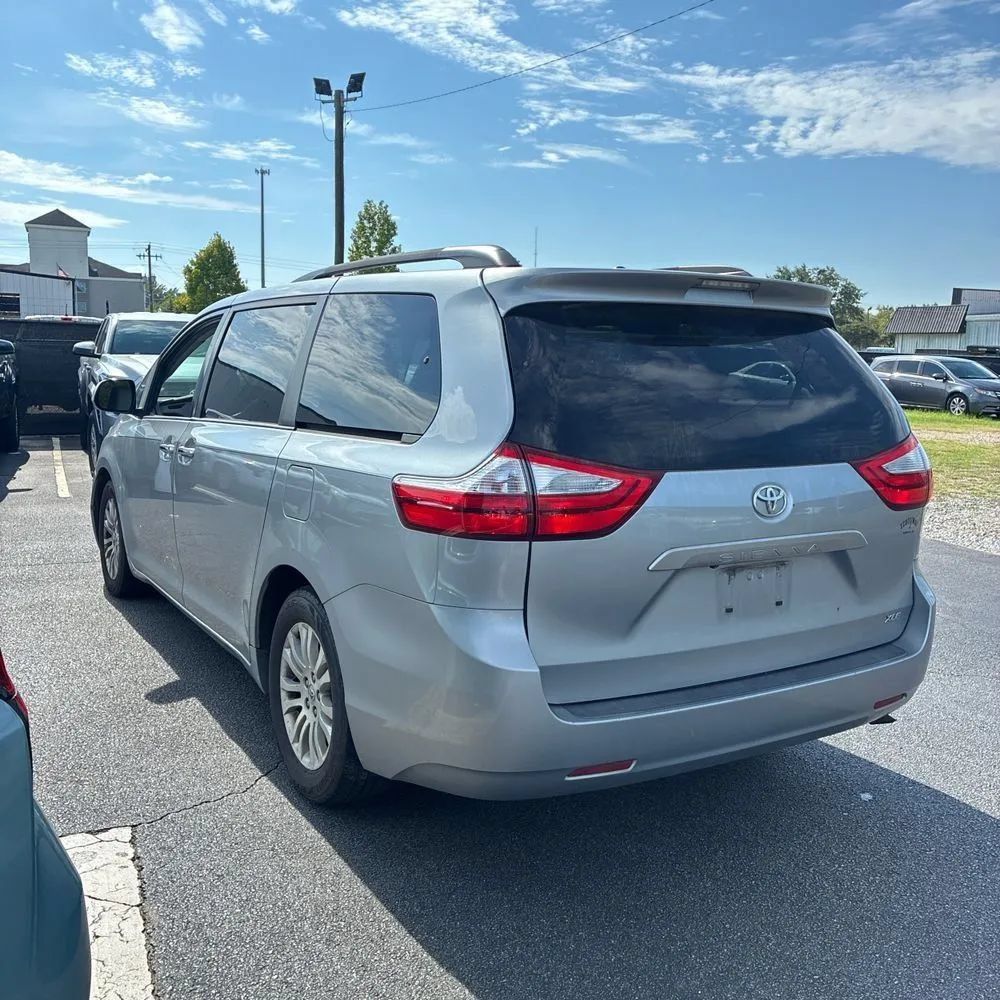 Used 2015 Toyota Sienna XLE FWD image 5