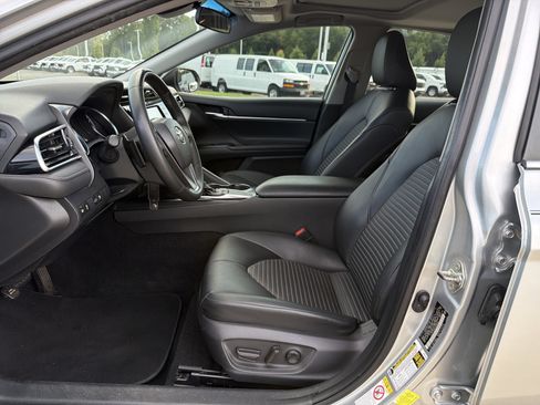 Used 2018 Toyota Camry SE w/ Moonroof Package FWD image 10