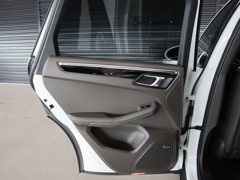 Used 2025 Porsche Macan image 25