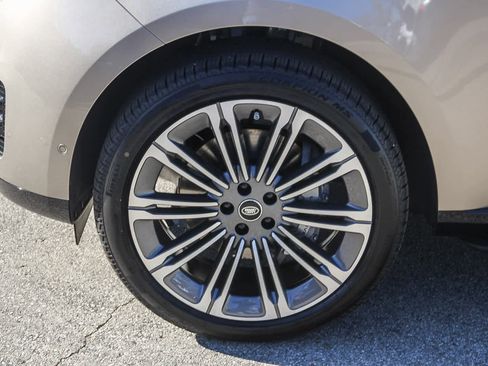 New 2025 Land Rover Range Rover SE image 6