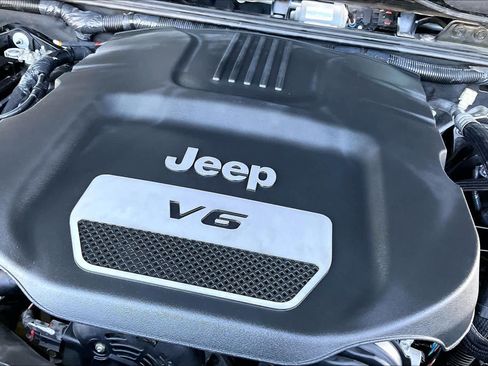 Used 2016 Jeep Wrangler Unlimited Sahara w/ Connectivity Group AWD/4WD image 28