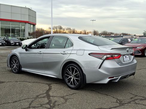 Used 2023 Toyota Camry SE image 5