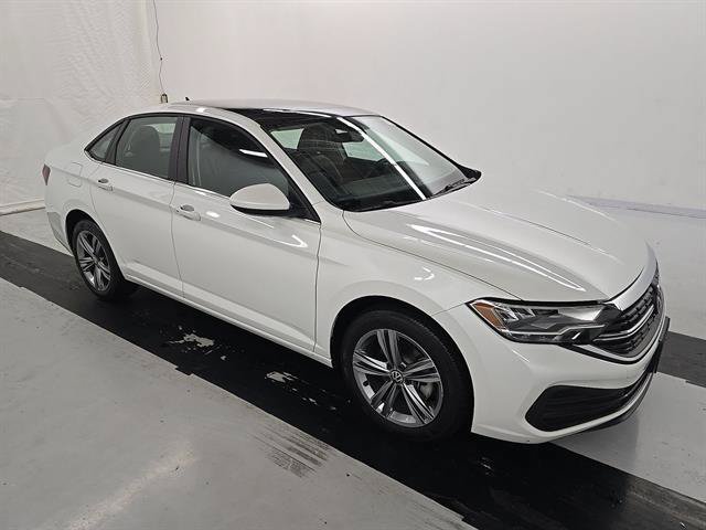 Used 2024 Volkswagen Jetta SE w/ Panoramic Sunroof Package FWD image 2