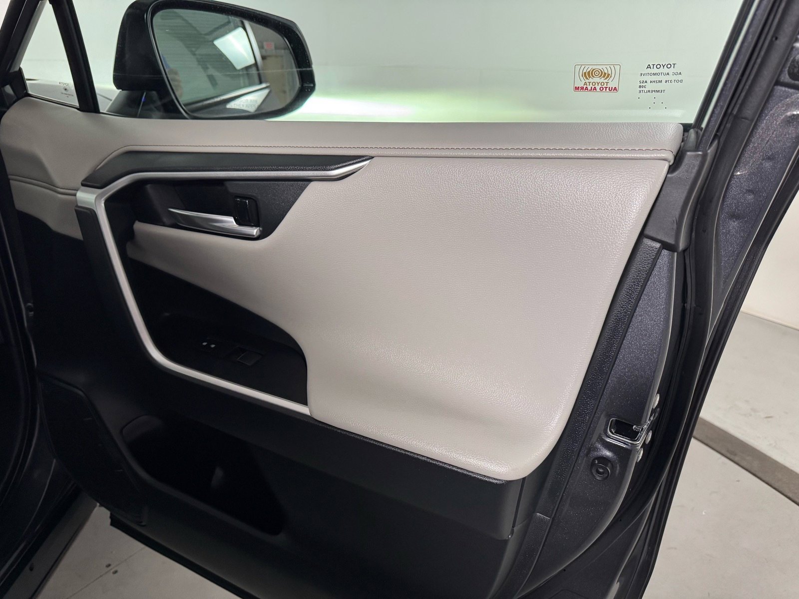 Used 2020 Toyota RAV4 Limited FWD image 20