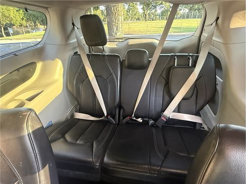 Used 2022 Chrysler Pacifica Touring-L FWD image 11