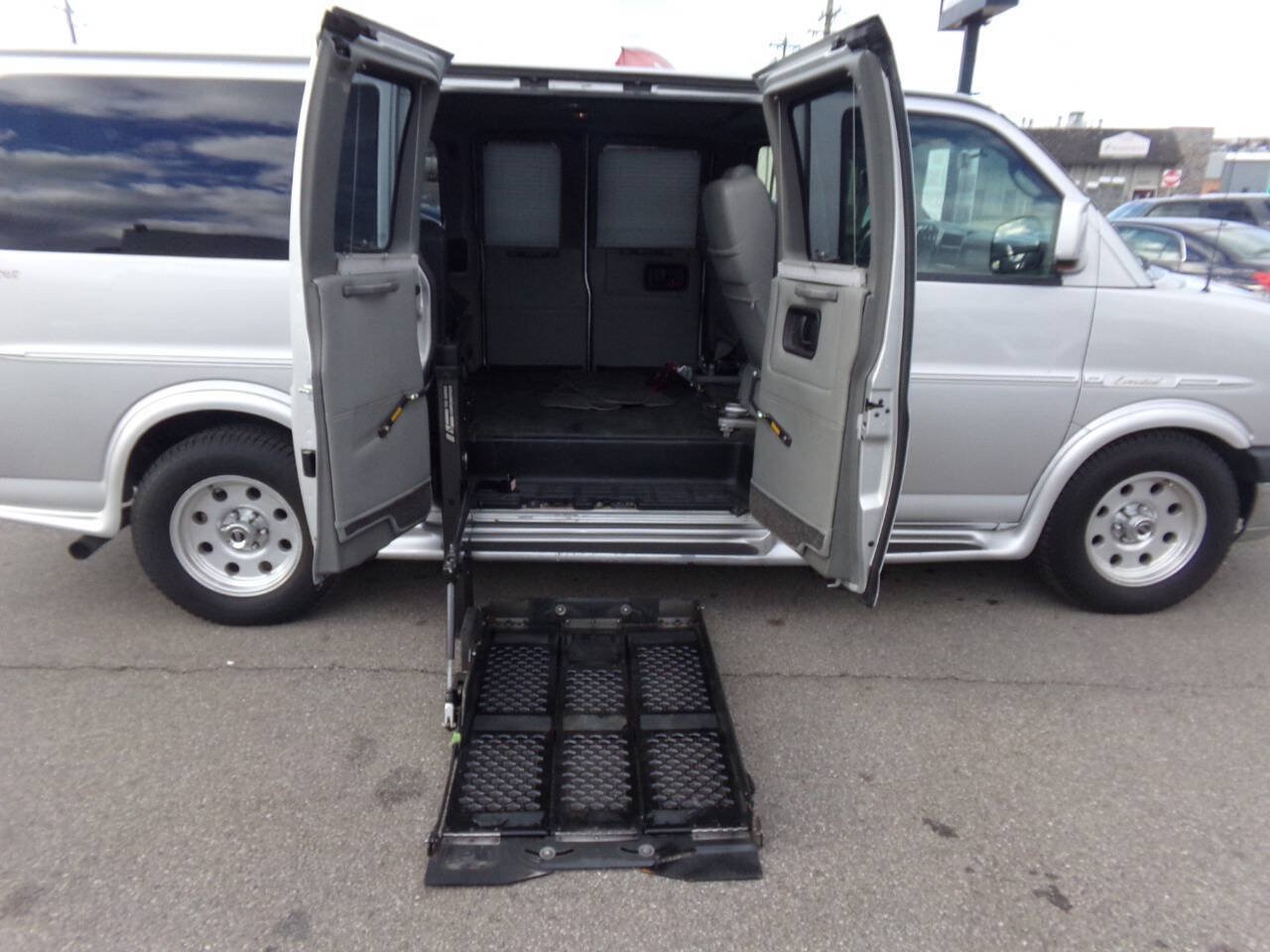 Used 2010 GMC Savana 1500 w/ Preferred Equipment Group RWD image 28