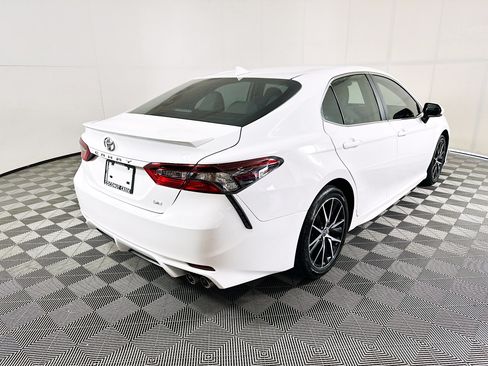 Used 2023 Toyota Camry SE w/ Convenience Package FWD image 3