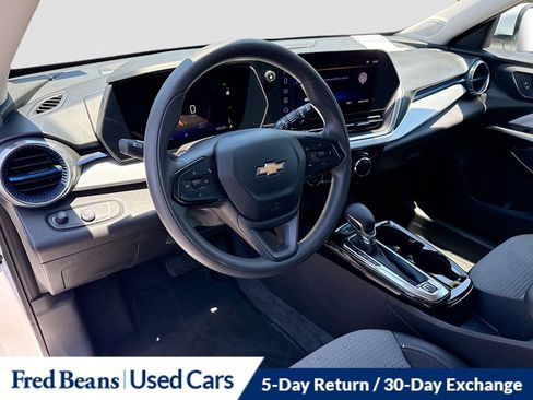 Used 2025 Chevrolet Trax LT FWD image 14