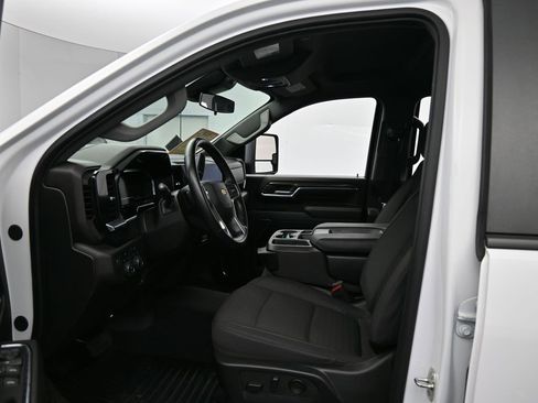 Used 2024 Chevrolet Silverado 2500 LT w/ Convenience Package image 11