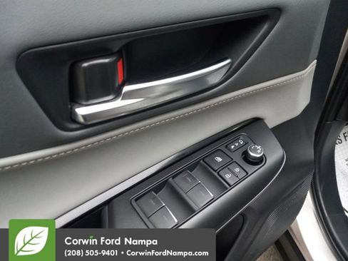 Used 2022 Toyota Venza LE image 11