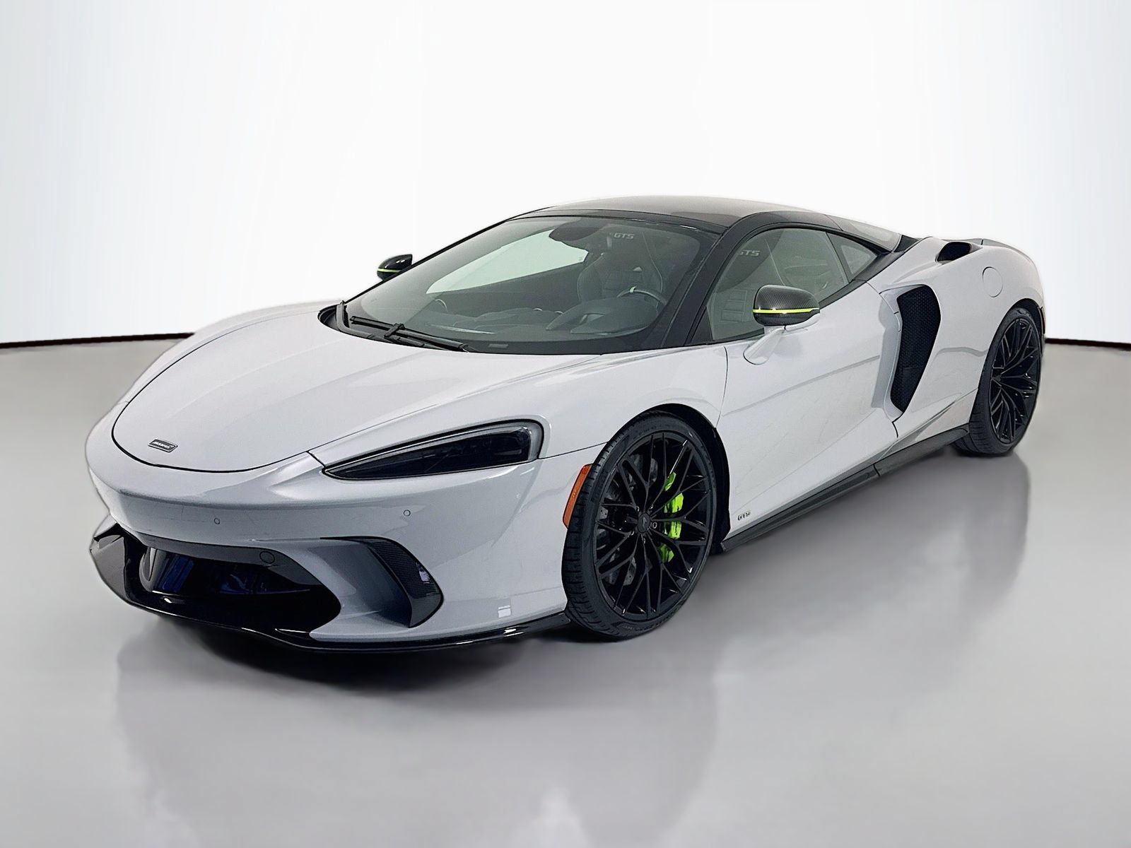 Used 2025 McLaren GTS RWD image 3