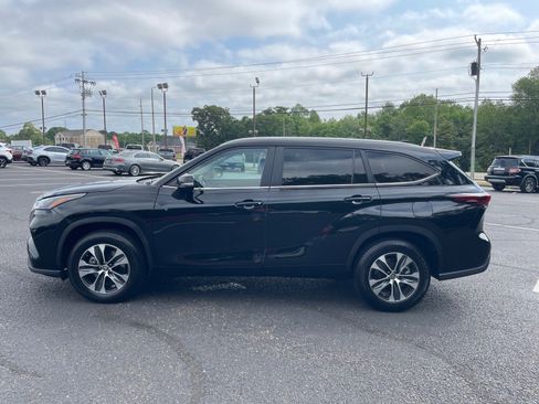 Used 2024 Toyota Highlander XLE FWD image 13