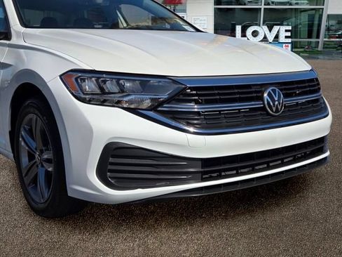 Certified 2023 Volkswagen Jetta SE w/ Panoramic Sunroof Package FWD image 10
