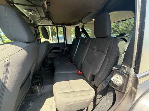 Used 2018 Jeep Wrangler Unlimited Sahara w/ LED Lighting Group AWD/4WD image 10