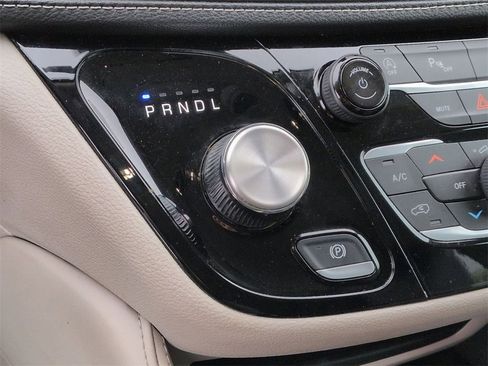 Used 2023 Chrysler Pacifica Limited image 16