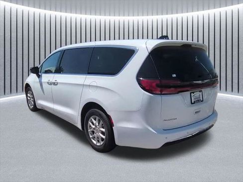 Certified 2024 Chrysler Pacifica Touring-L FWD image 6