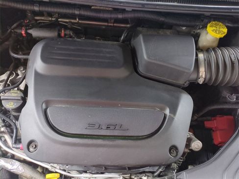 Used 2020 Chrysler Pacifica Touring-L image 34