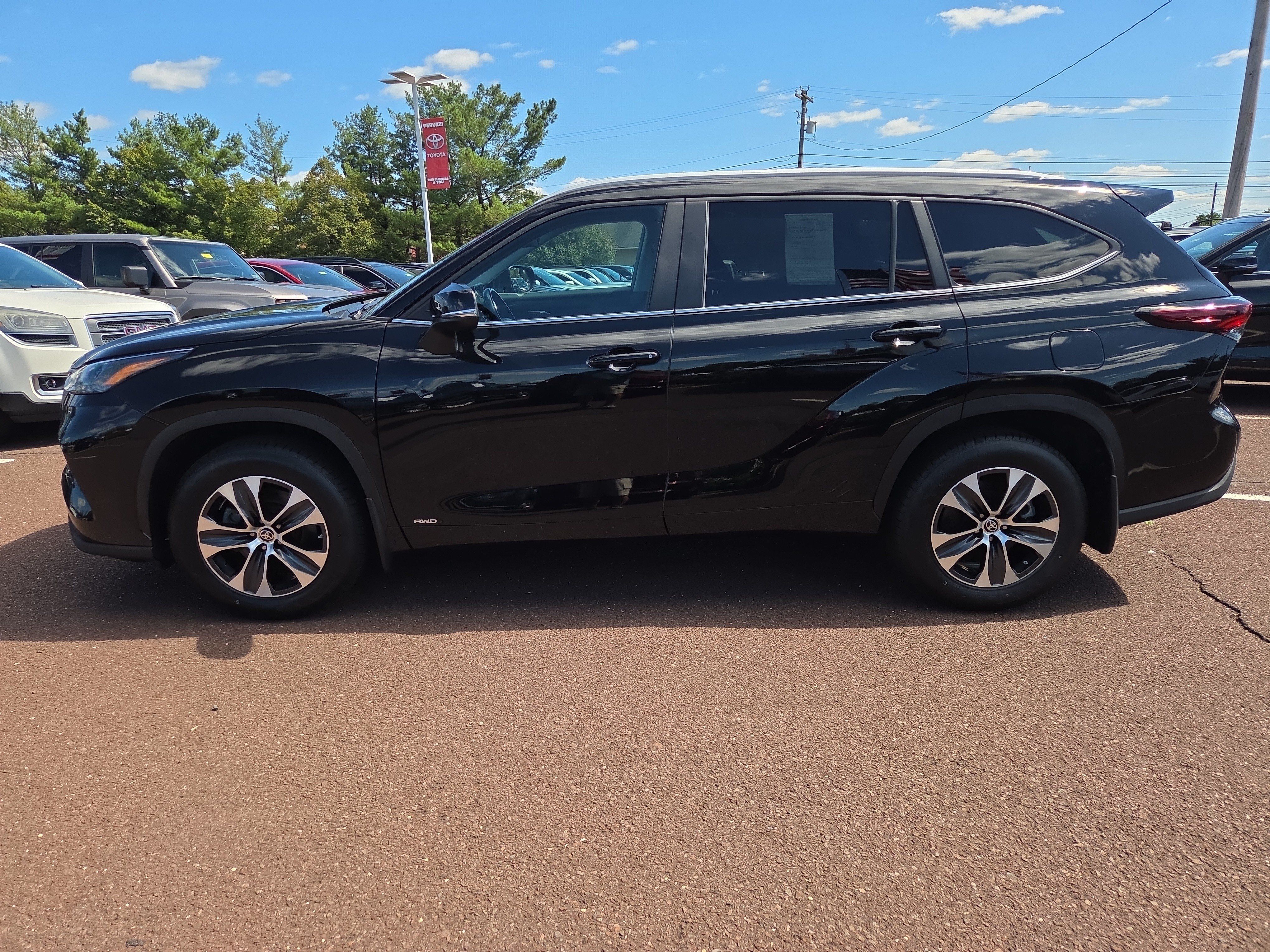 Used 2024 Toyota Highlander XLE AWD/4WD image 6