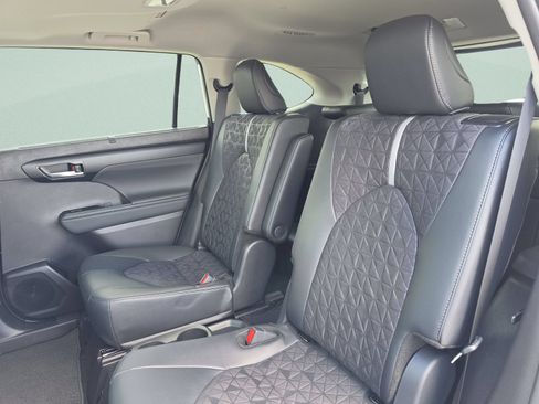 Used 2025 Toyota Highlander XLE AWD/4WD image 21