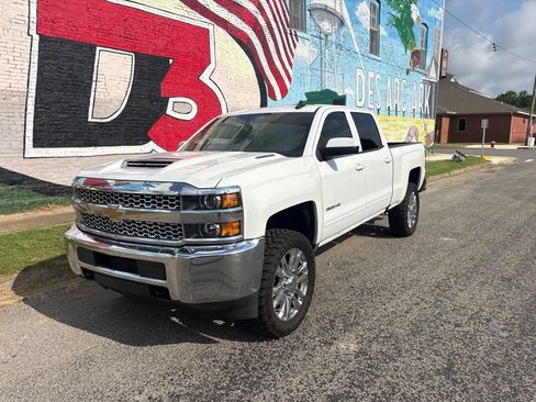Used 2019 Chevrolet Silverado 2500 LT AWD/4WD image 2