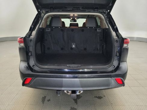 Used 2022 Toyota Highlander XLE image 29