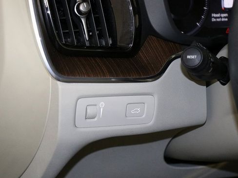 Used 2021 Volvo XC60 T5 Momentum w/ Protection Package image 26