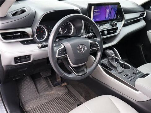 Used 2023 Toyota Highlander XLE AWD/4WD image 10