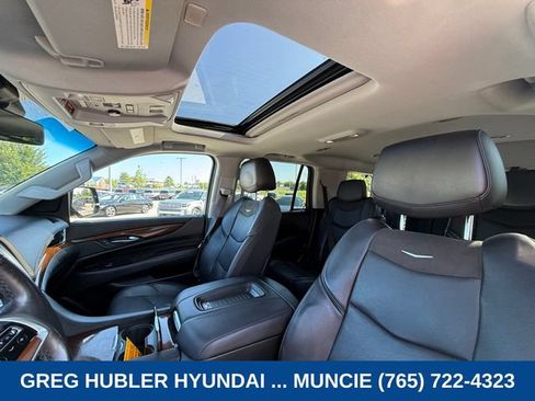Used 2019 Cadillac Escalade Luxury AWD/4WD image 22
