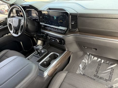 Used 2023 Chevrolet Silverado 1500 LT Trail Boss w/ LPO, Dark Essentials Package AWD/4WD image 12