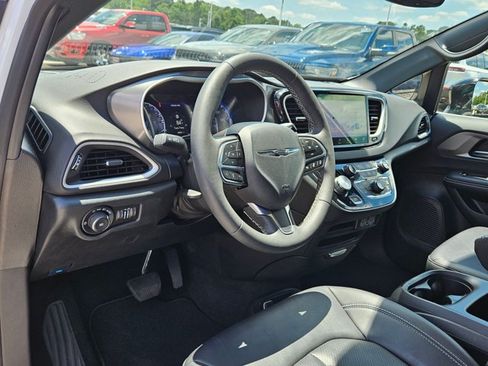 Used 2025 Chrysler Pacifica Select FWD image 9
