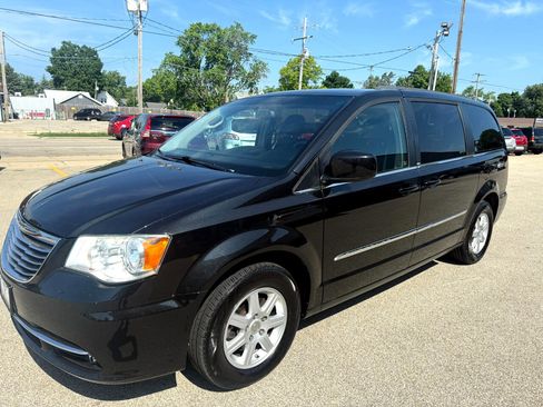 Used 2013 Chrysler Town & Country Touring image 5
