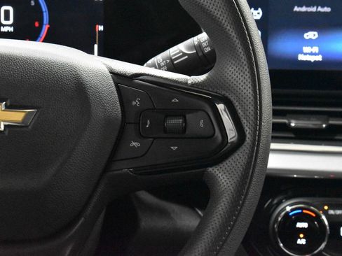 Used 2025 Chevrolet Trax LT FWD image 8