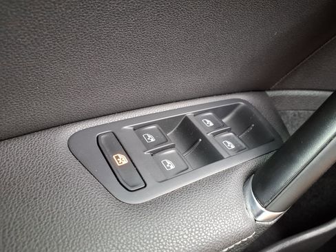 Used 2021 Volkswagen Golf 4-Door FWD image 18