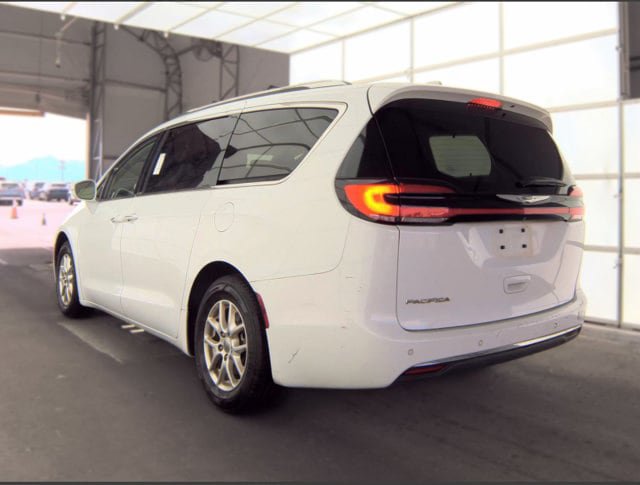 Used 2021 Chrysler Pacifica Touring-L FWD image 3