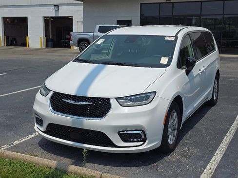 Used 2024 Chrysler Pacifica Touring-L FWD image 7