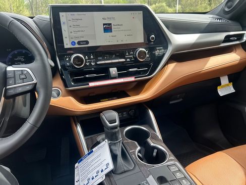 New 2026 Toyota Highlander Platinum AWD/4WD image 11