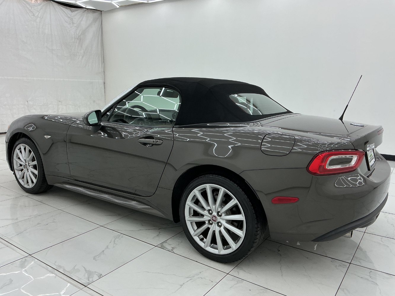 Used 2017 FIAT 124 Spider Lusso RWD image 12