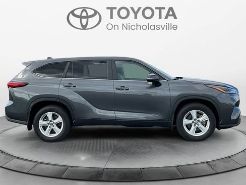 Used 2023 Toyota Highlander L FWD image 7
