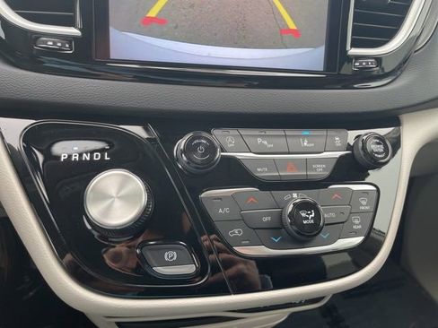 Used 2024 Chrysler Pacifica Touring-L image 25