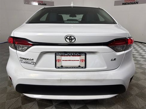 Used 2022 Toyota Corolla LE image 4