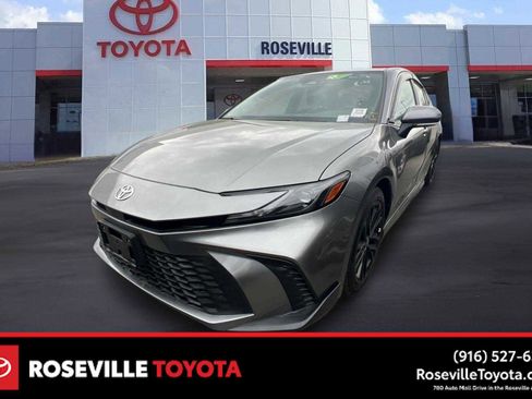 Used 2025 Toyota Camry SE FWD image 1