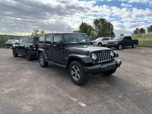 Used 2016 Jeep Wrangler Unlimited Sahara w/ Connectivity Group AWD/4WD image 7