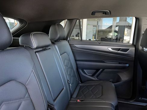 Used 2025 Volkswagen Atlas Cross Sport SE image 38