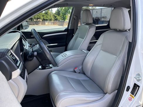 Used 2019 Toyota Highlander XLE AWD/4WD image 4