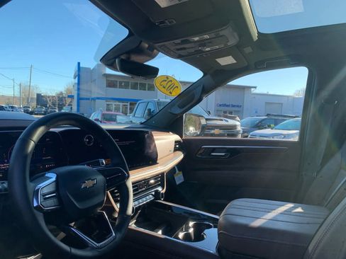 Used 2025 Chevrolet Tahoe High Country image 14