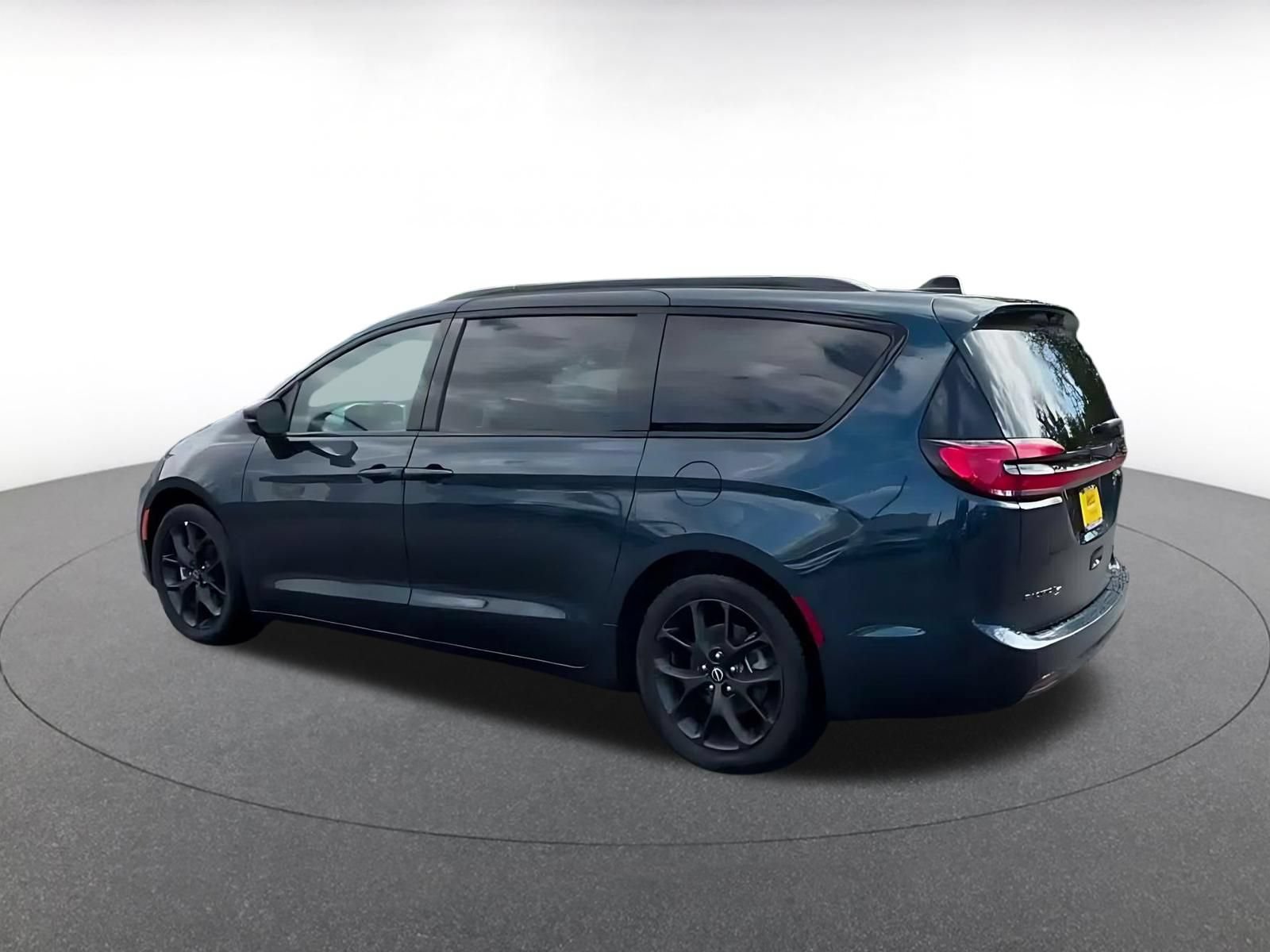 Used 2025 Chrysler Pacifica Limited FWD image 9