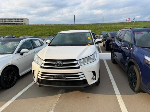 Used 2019 Toyota Highlander Plus AWD/4WD image 6