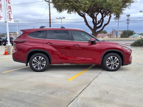 Used 2024 Toyota Highlander XLE image 4